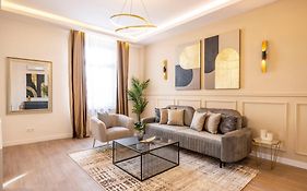 Luxury & Classy Central Apartment With 3Bedrm, 2Bathrm
